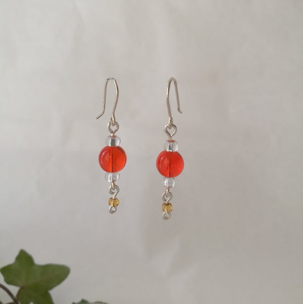 Korvakoruja erilaisilla v&auml;rikk&auml;ill&auml; helmill&auml;