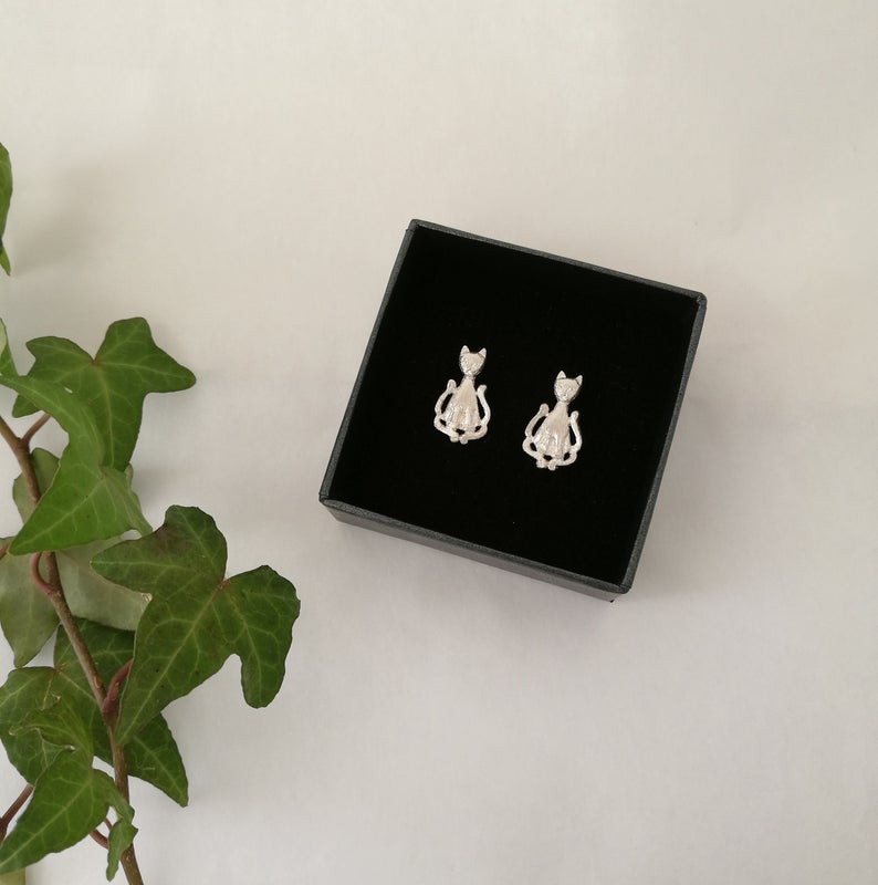 Onni pikkukisu-korvakorut, nappikiinnityksell&auml;, rasiassa