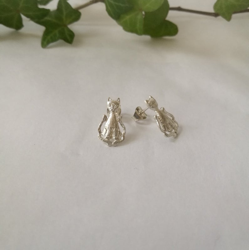 Onni pikkukisu-korvakorut, nappikiinnityksell&auml;, sivukuva