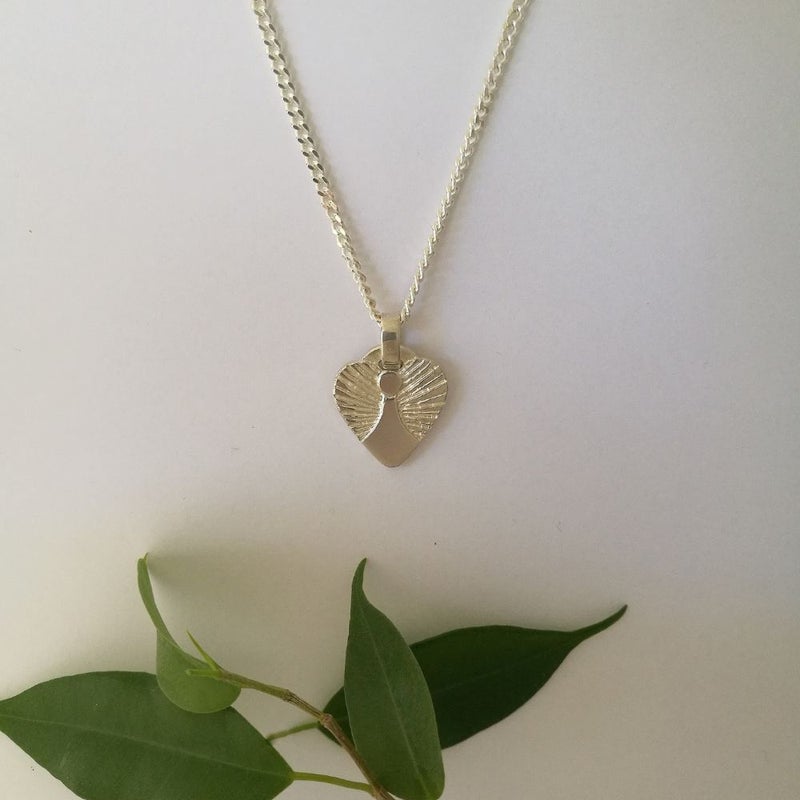 Syd&auml;nenkeli-riipus ketjulla